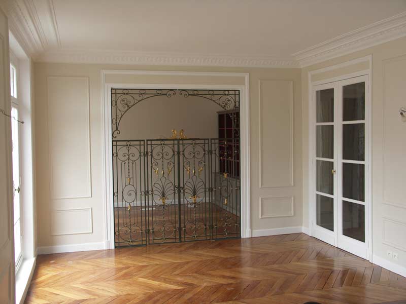 salle avec parquet et entrée en fer forgé